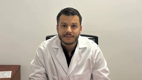 El Dr. Néstor Báez Ferrer en su consulta